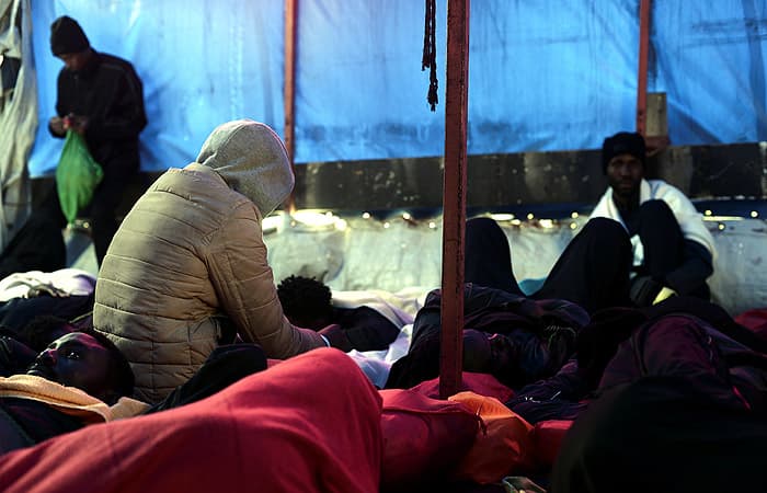Italiya bortida noqonuniy muhojirlar bo‘lgan kemalarni qabul qilishdan bosh tortmoqda
