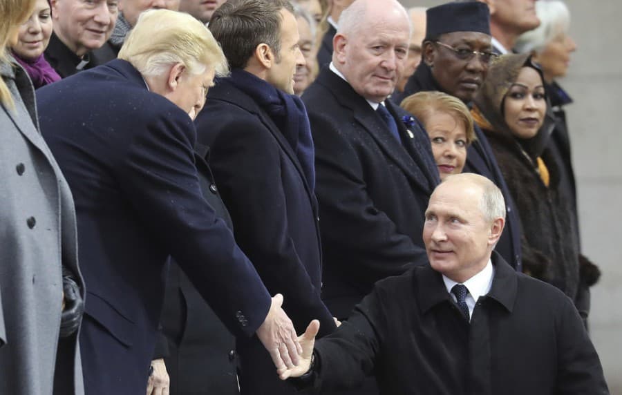 Tramp va «pakana» Putinning qo‘l siqishishi internetda memlarga sabab bo‘ldi