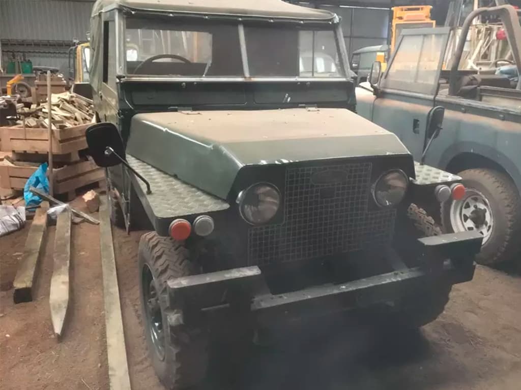 Shotlandiyadagi fermada tasodifan o‘ta noyob «Lend Rover»lar topildi