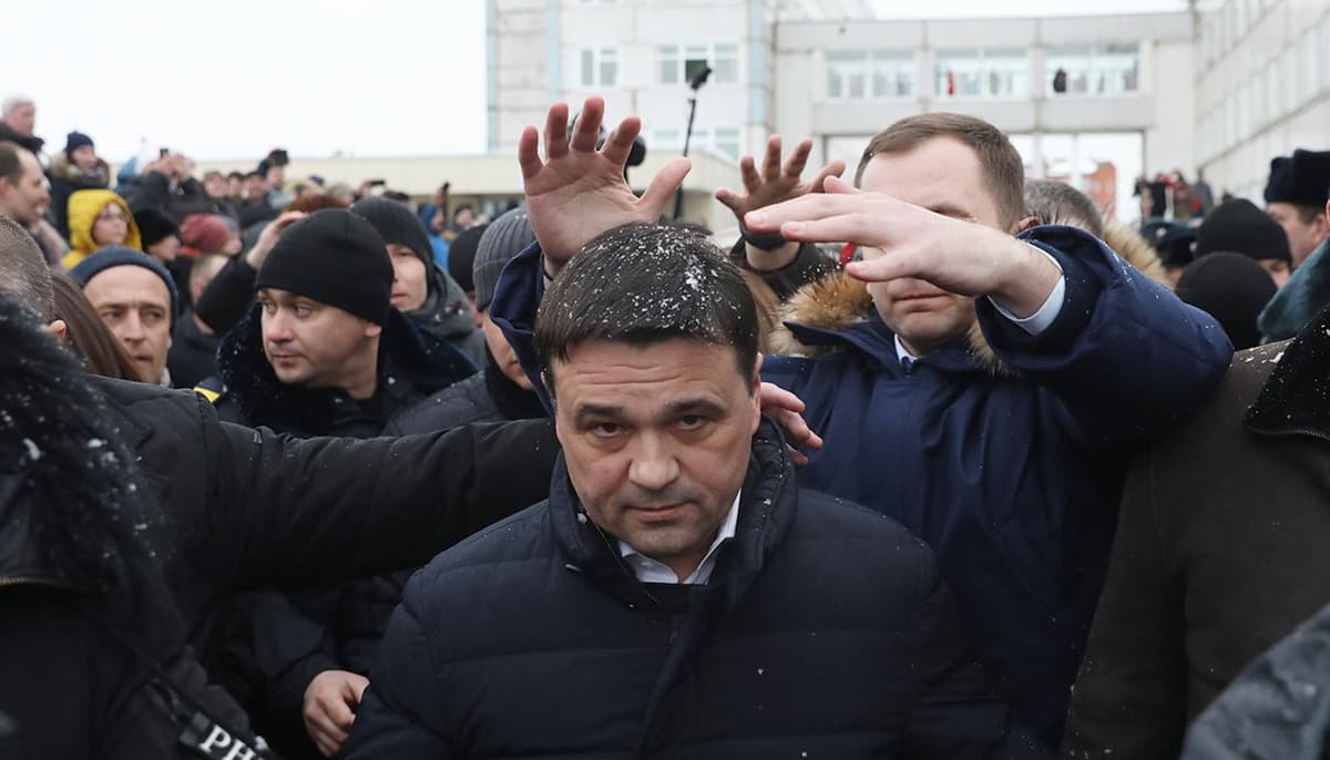 Chiqindi inqirozi. Moskva viloyatida bolalar ommaviy zaharlanishi ortidan g‘azabga mingan xalq hokimni urdi