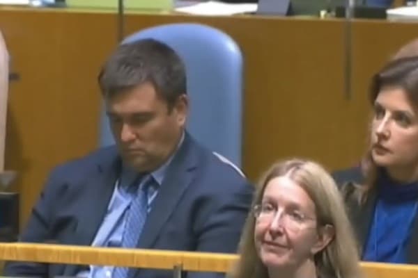 OAV: Klimkin Poroshenkoning nutqi vaqtida uxlab qoldi