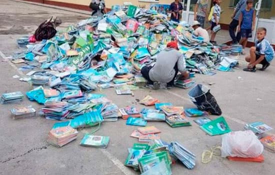 Foto: O‘tinga o‘xshab tashlab ketilgan kitoblar 