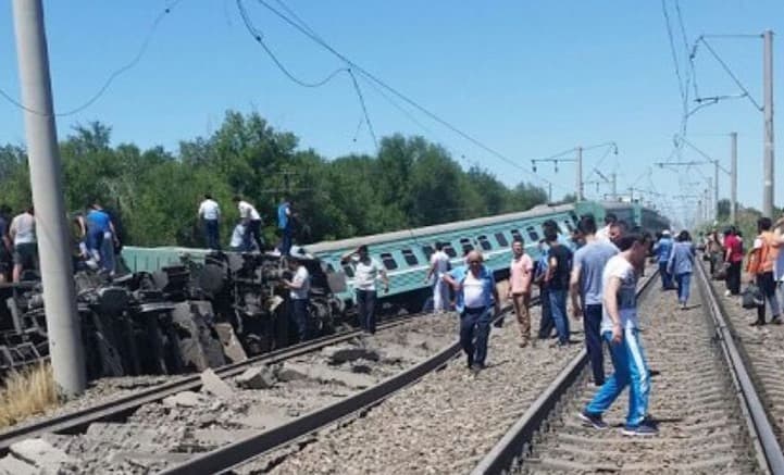 Qozog‘istonda yo‘lovchi poyezdi relsdan chiqib quladi
