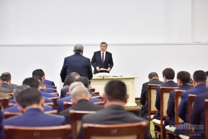 Президент Хоразмда йиғилиш ўтказди. Вилоят ҳокими ўринбосарлари ва бир туман ҳокими ишдан олинди