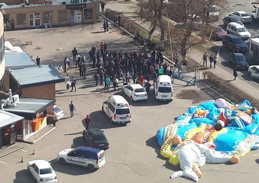 Ostonada kuchli shamol batutni unda o‘ynayotgan bolalar bilan birga uchirib yubordi