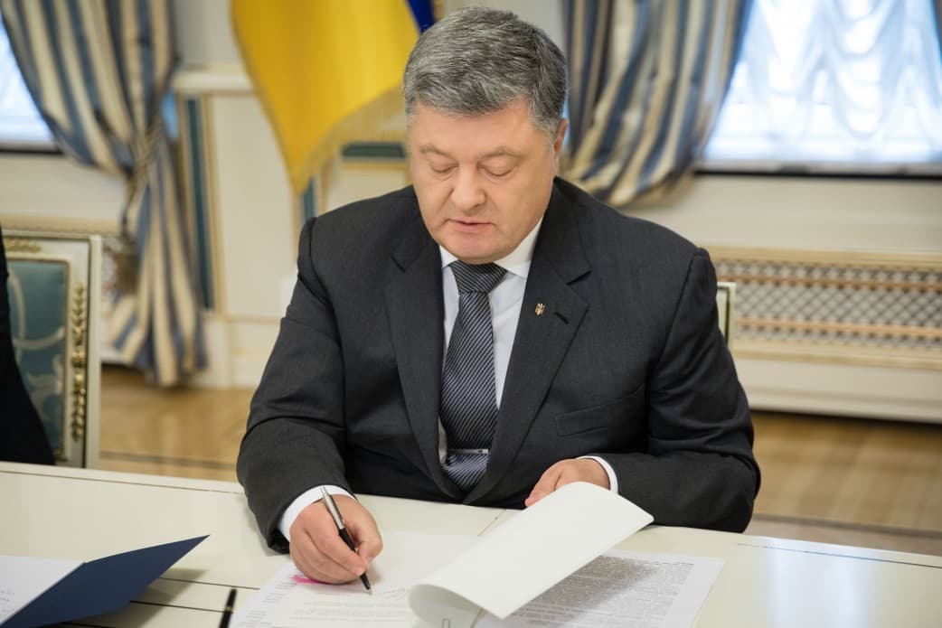 Порошенко Россия билан дўстлик тўғрисидаги шартномани бекор қилди