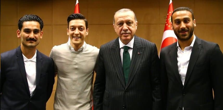 O‘zil va Gundo‘g‘an Erdo‘g‘an bilan suratga tushdi. Germaniyada bu yomon qarshi olindi
