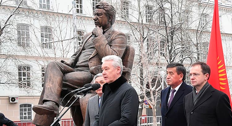 Moskvada Chingiz Aytmatov haykali ochildi