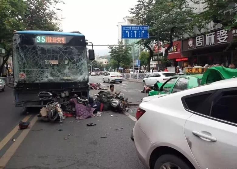 Xitoyda avtobus piyodalar ustiga haydab borildi. Besh kishi halok bo‘ldi, 20 dan ortiq inson jarohatlandi