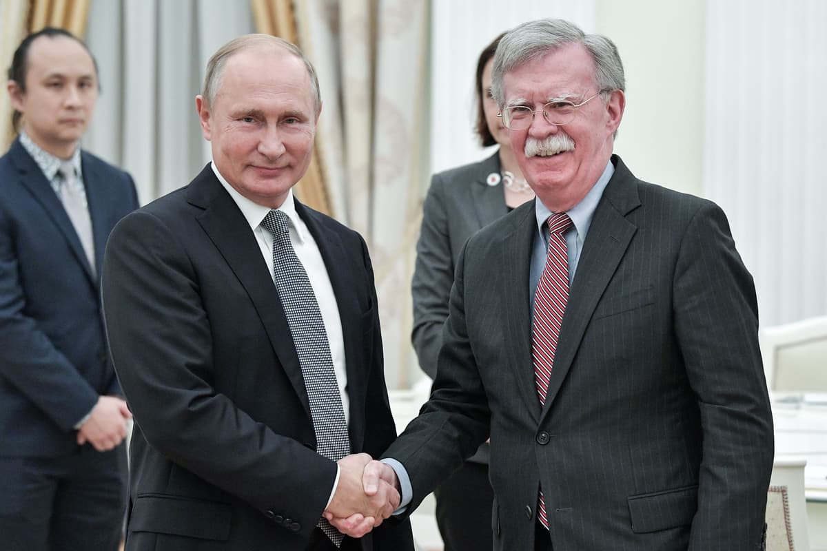 Putin Trampning yordamchisi oldida AQSh gerbi haqida hazillashdi