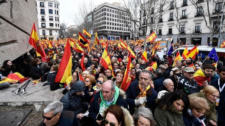 Kataloniya mojarosi yana avj oldi. Madridda 45 ming kishi namoyishga chiqdi