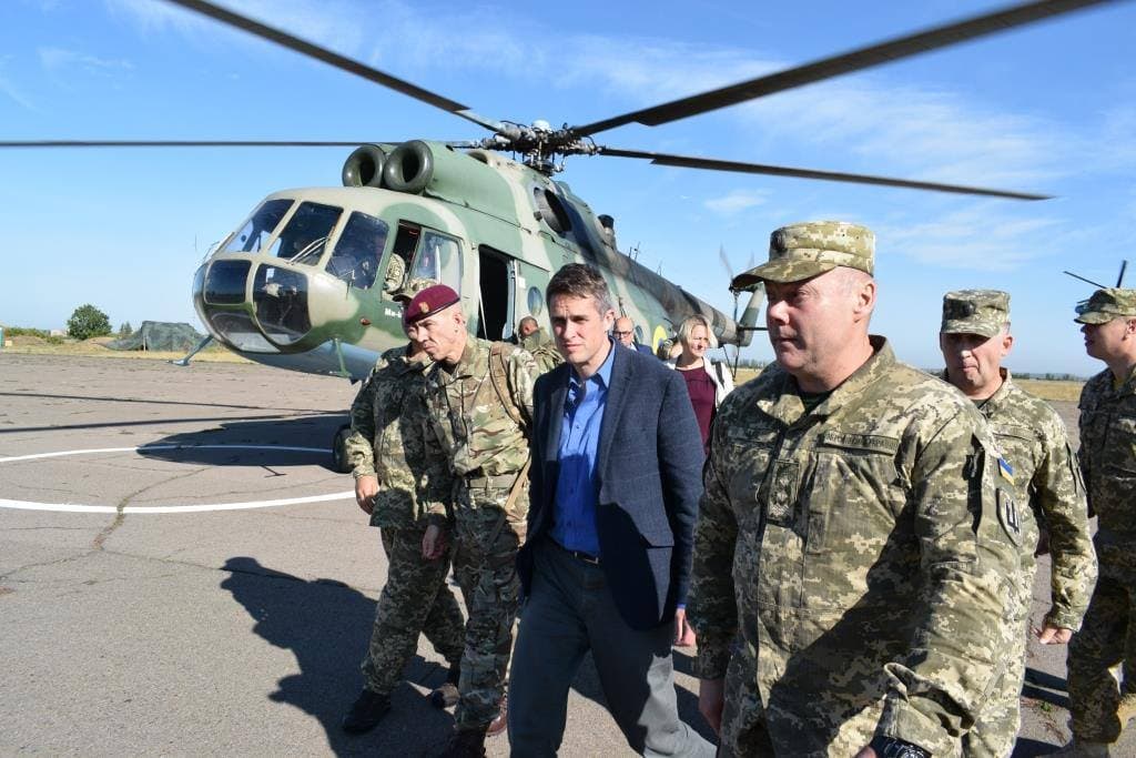 Rossiyani «ovozni o‘chirishga» chaqirgan Britaniya vaziri Donbassga keldi