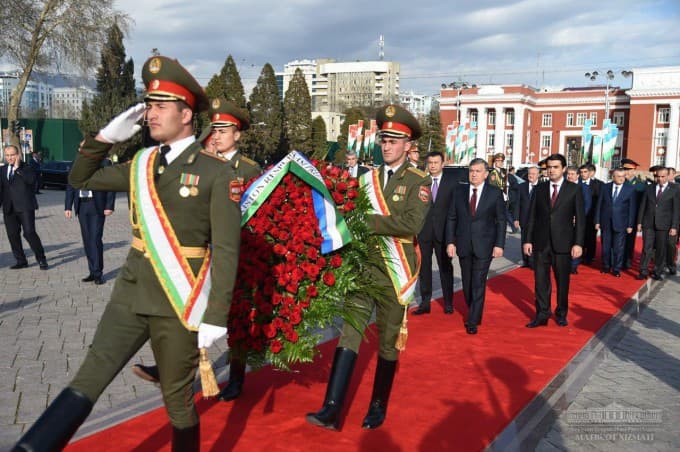 Foto: Shavkat Mirziyoyev Dushanbedagi Ismoil Somoniy haykali poyiga gul qo‘ydi