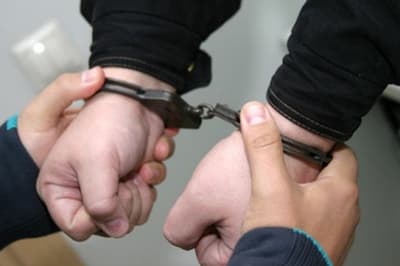 Танишини 13 000 долларга чув туширган фирибгар қўлга олинди