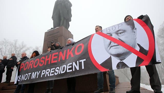 «U bizning prezident emas» - Namoyishchilar Poroshenko kelishi kutilayotgan joyni egallab olishdi