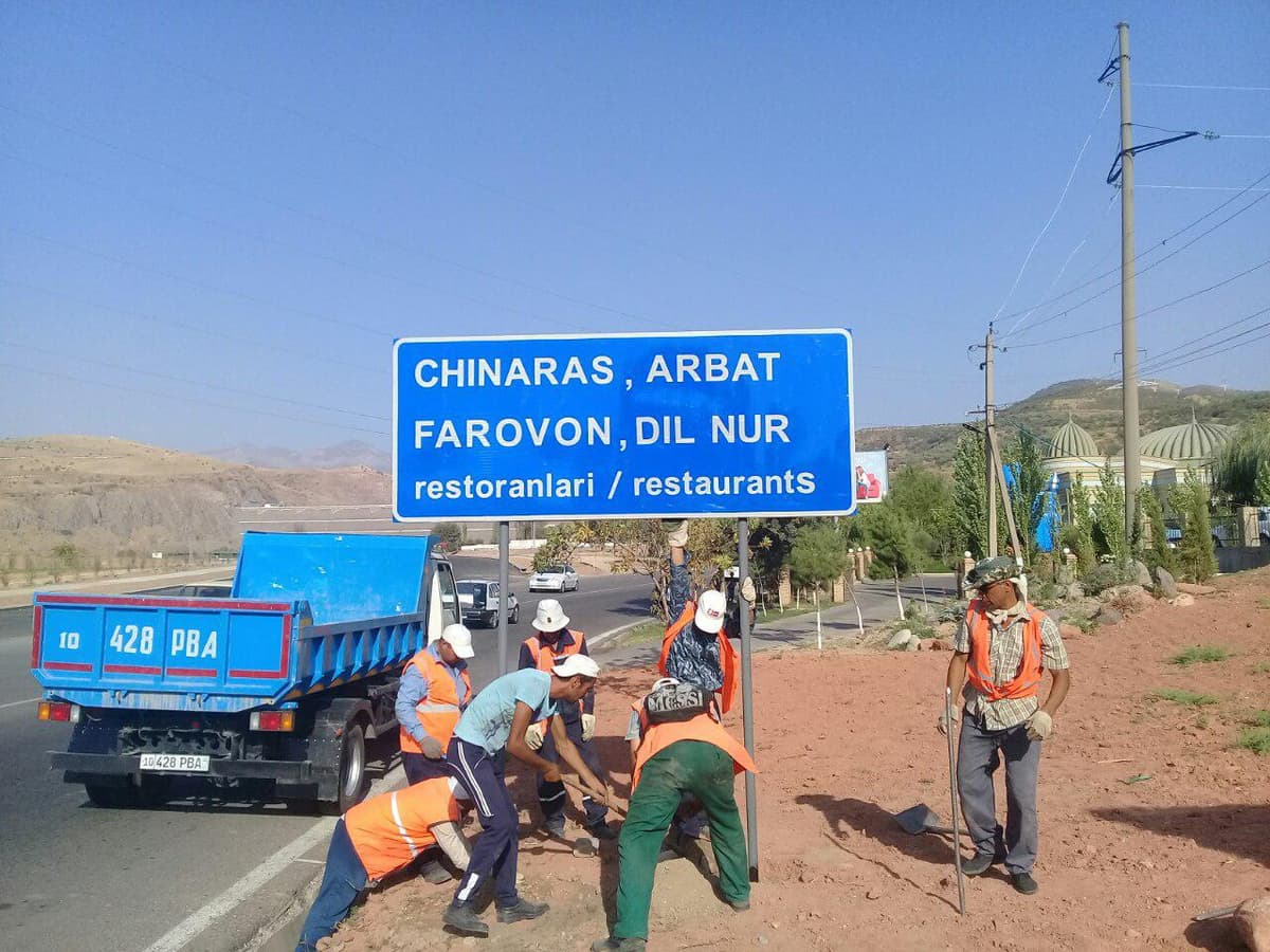 Turistik obektlarga olib boruvchi yo‘llarda o‘zbek va ingliz tillaridagi yo‘l ko‘rsatkichlari o‘rnatilmoqda