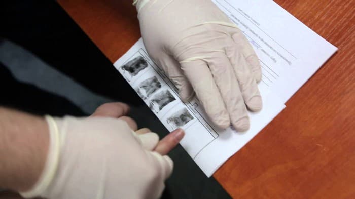 Barmoq izlari qotilni 21 yil o‘tib fosh qildi. Ammo u sud zalidan ozod etildi