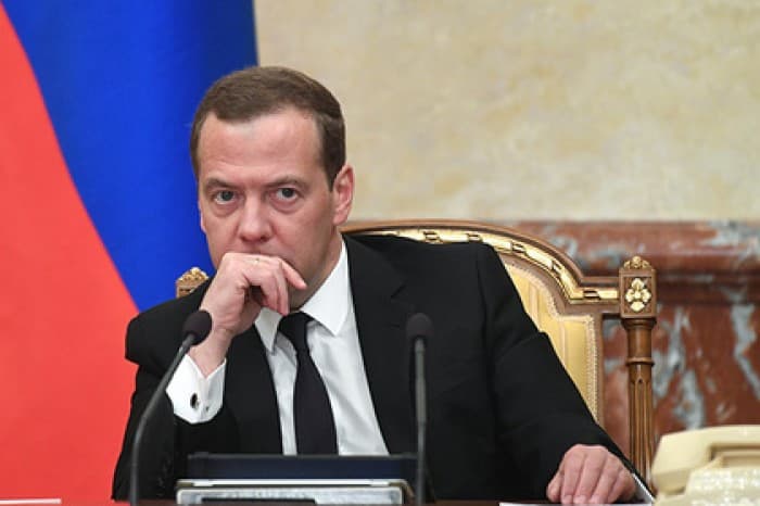 Medvedevning hukumatda qolgani rossiyaliklarni g‘azablantirdi
