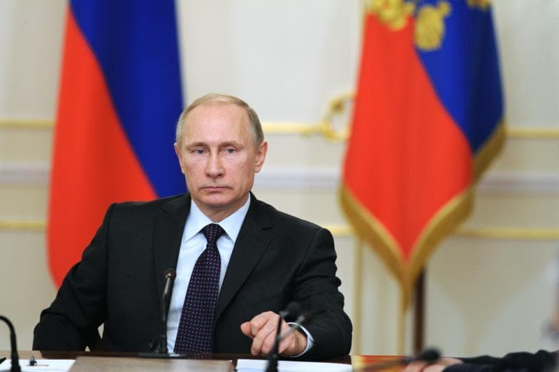 Путин подписал закон об ответственности за фиктивную постановку на учет мигрантов в офисах