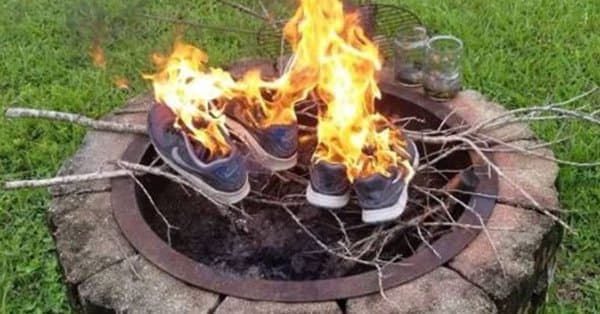 Amerikaliklar Nike krossovkalarini yoqishmoqda. Barchasi Kapernik tufayli