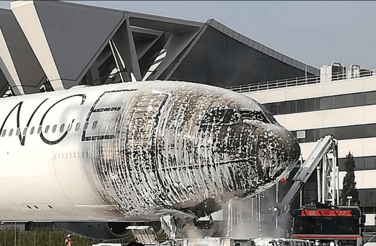 Frankfurt aeroportida yo‘lovchi samolyot yonib ketdi (video)