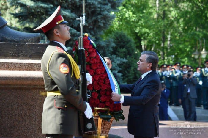 Foto: Shavkat Mirziyoyev Xotira maydoniga tashrif buyurdi