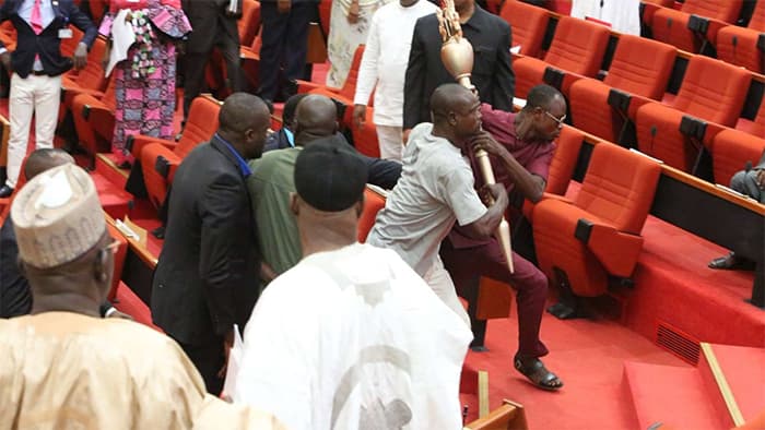 Nigeriya parlamenti yig‘ilishida hukumat ramzi o‘g‘irlandi (video)
