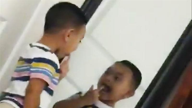 Bolaning ko‘zgudagi aksi videosi foydalanuvchilarni ajablantirdi (video)