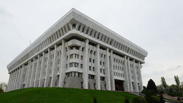 Қирғизистонда амалдор ташқи кўриниши сабабли парламентдан чиқариб юборилди  