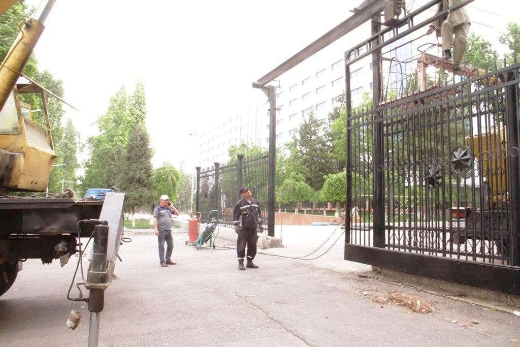 Foto: Mudofaa vazirligi markaziy apparati atrofidagi panjaralar olib tashlandi