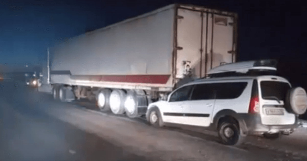 Yuk mashinasi unga urilgan “Lada”ni 2 kilometrcha ortidan sudrab bordi