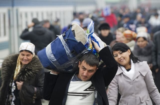 Xorijga ish izlab ketayotgan migrantlar soni kamaymoqda - vazirlik