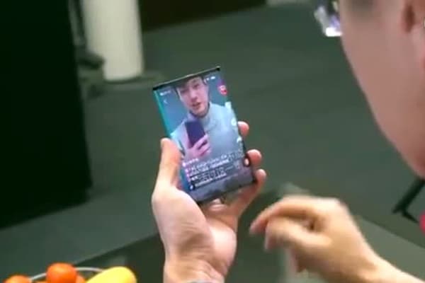 Xiaomi bukiluvchi smartfonni namoyish qildi (video)  