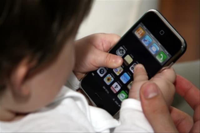 2 yoshli bola onasining iPhone’ini 47 yilga blokka tushirib qo‘ydi