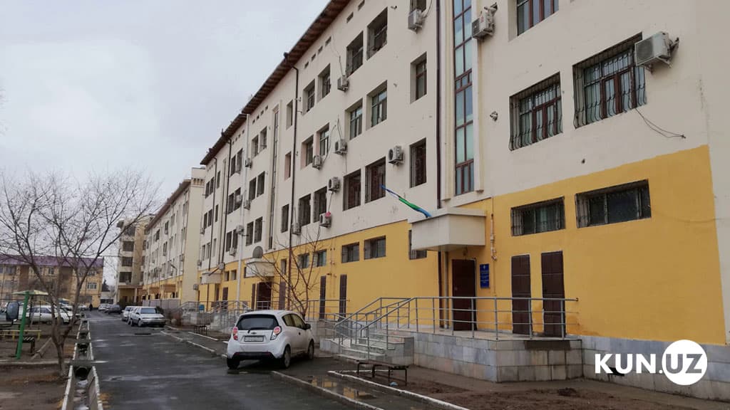 «Bu uyning badbo‘y hidiga chidab bo‘lmayapti» - Urganch shahri markazidagi binoning ahvoli