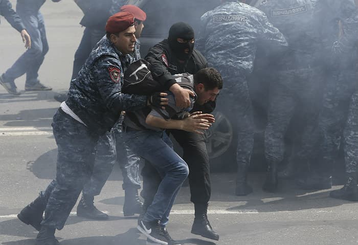 Ереван полицияси одамлар йиғилишига йўл қўймаяпти