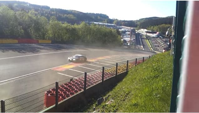 Poyga bolidi 300 km/soat tezlikda “salto qildi” (video)
