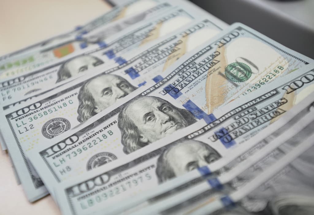 Курс доллара почти достиг отметки в 8400 сумов