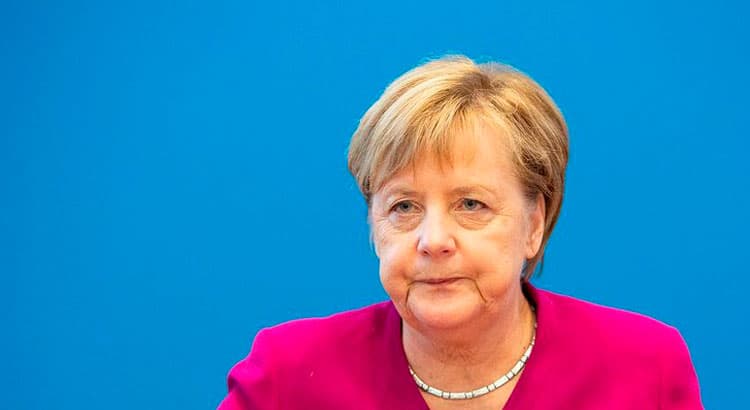 Merkel partiya rahbari lavozimini tark etdi, uning o‘rnini partiya bosh kotibi egalladi