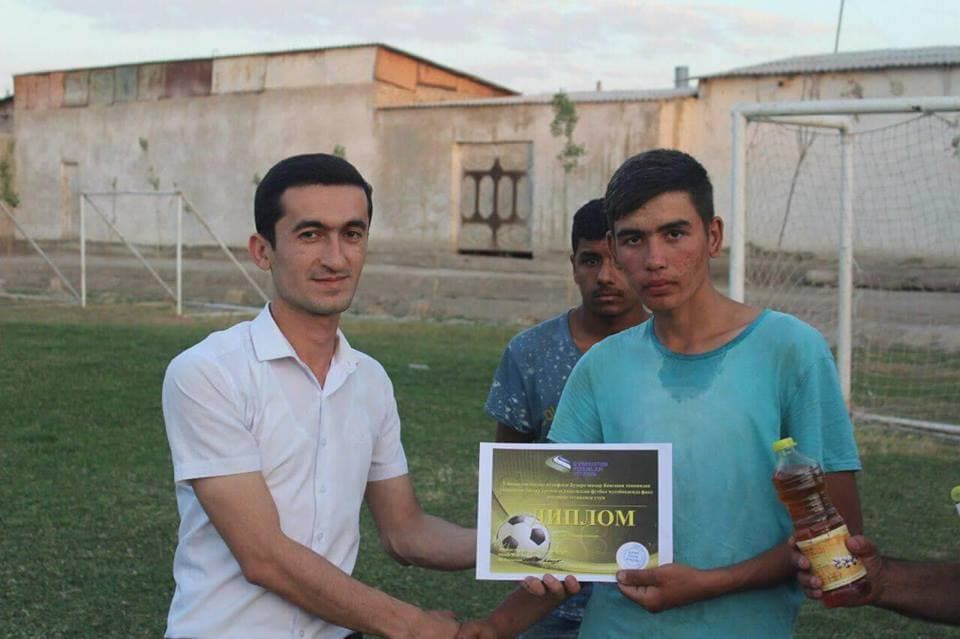 ​​Yoshlar Ittifoqi «1-2 so‘m topish ilinjida ishga chiqqan uyushmagan yoshlar»ga futbol o‘ynatib, g‘oliblarga paxta yog‘i topshirdi
