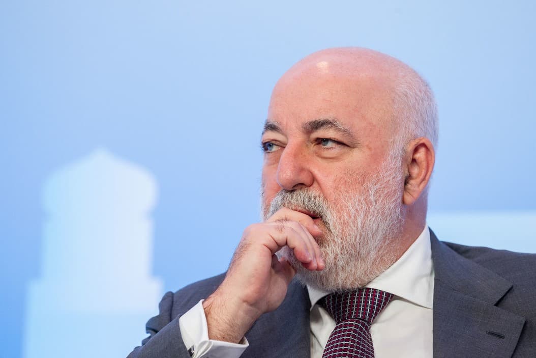 Россиялик миллиардер Россия ва АҚШ ҳақида гапириб, Окуджавадан иқтибос келтирди