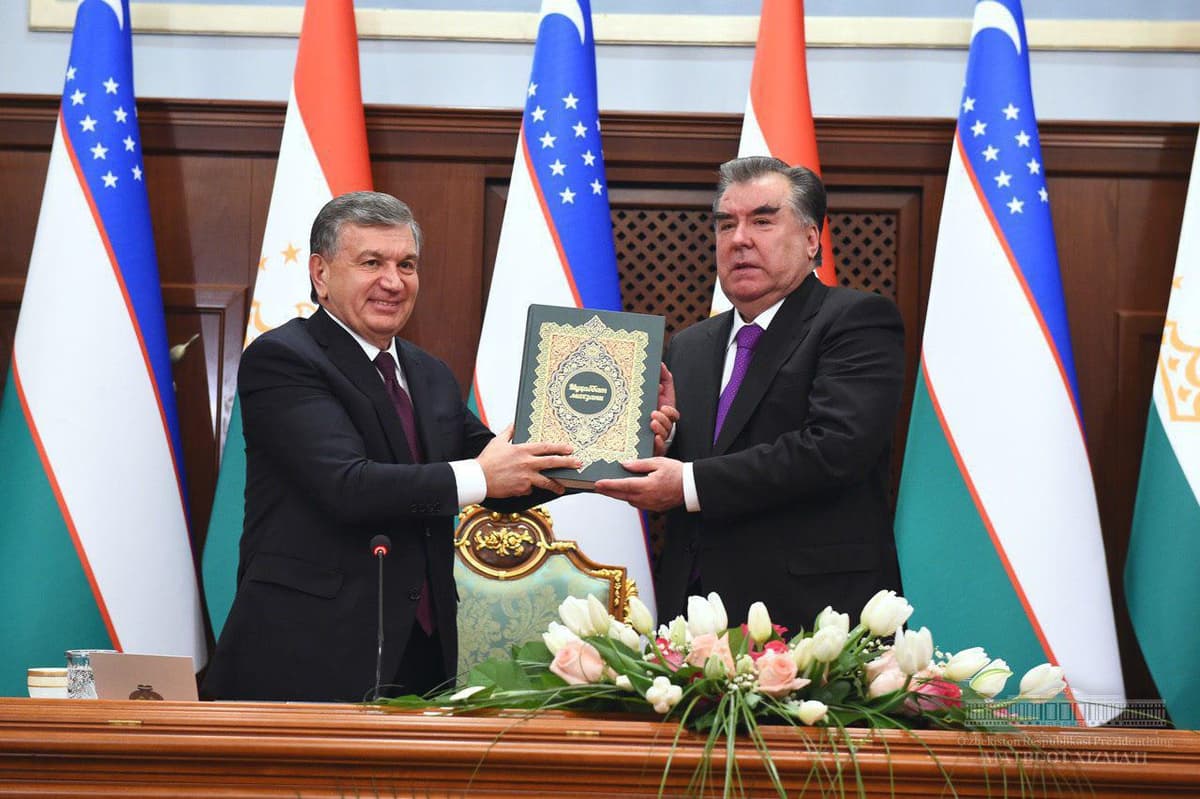 Shavkat Mirziyoyev Imomali Rahmonga Jomiyning o‘zbek tiliga o‘girilgan asarini sovg‘a qildi