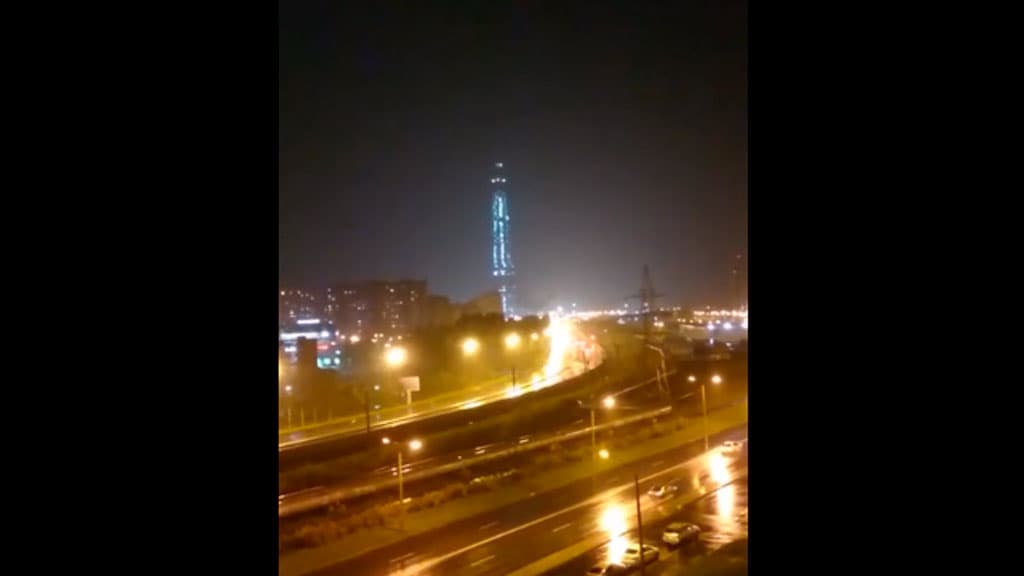 Yevropaning eng baland binosiga chaqmoq urishi foydalanuvchilarni hayratlantirdi (video)