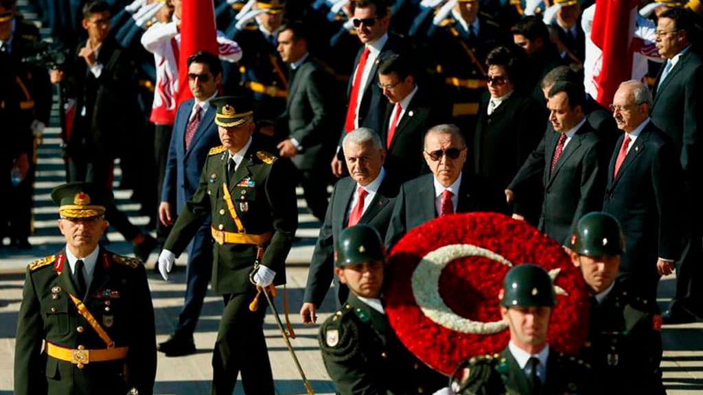Turkiya Respublikasi tuzilganining 95 yilligi nishonlamoqda - fotolar