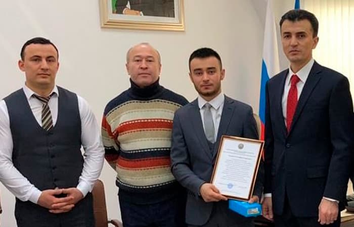 Magnitogorskda 8 kishini qutqargan o‘zbekistonlikka tashqi ishlar vazirining sovg‘asi topshirildi