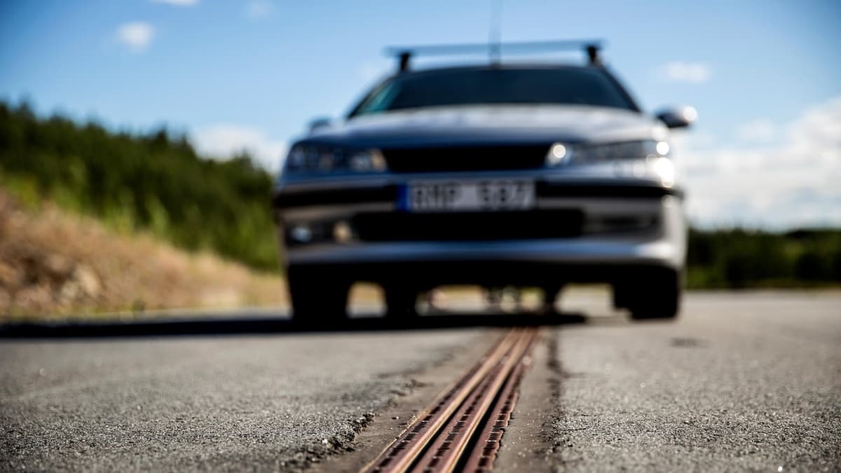 Shvetsiyada elektromobillarni zaryadlovchi yo‘l qurildi (video)