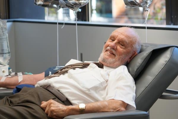 2,4 mln bolaning hayotini saqlab qolgan “oltin qo‘lli” donor oxirgi marta qon topshirdi