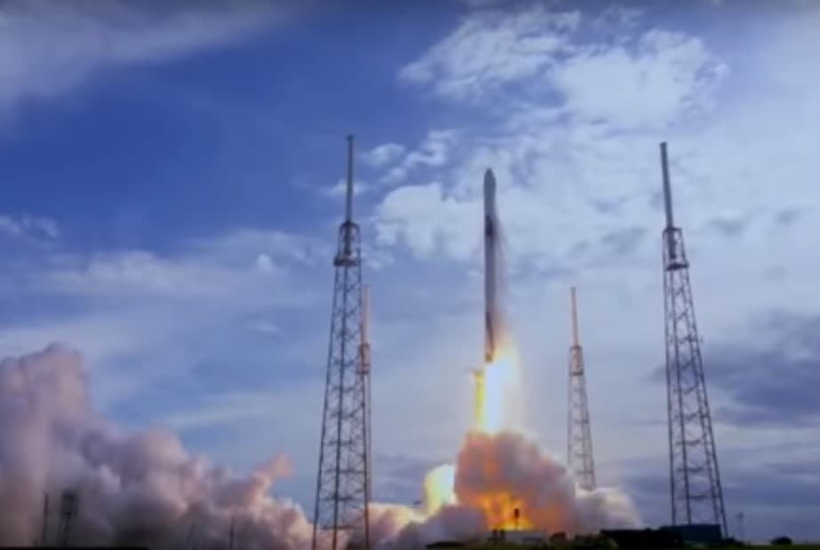 Falcon 9 raketasi Dragon kemasi bilan fazoga uchirildi