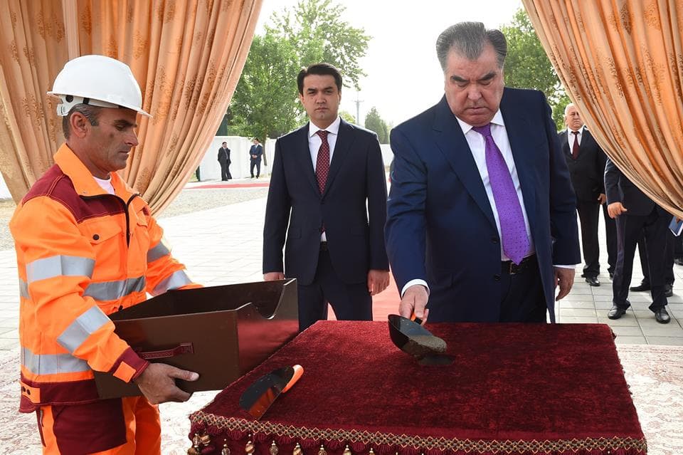 Imomali Rahmon Dushanbedagi yangi Islom instituti poydevorining ilk toshini qo‘ydi