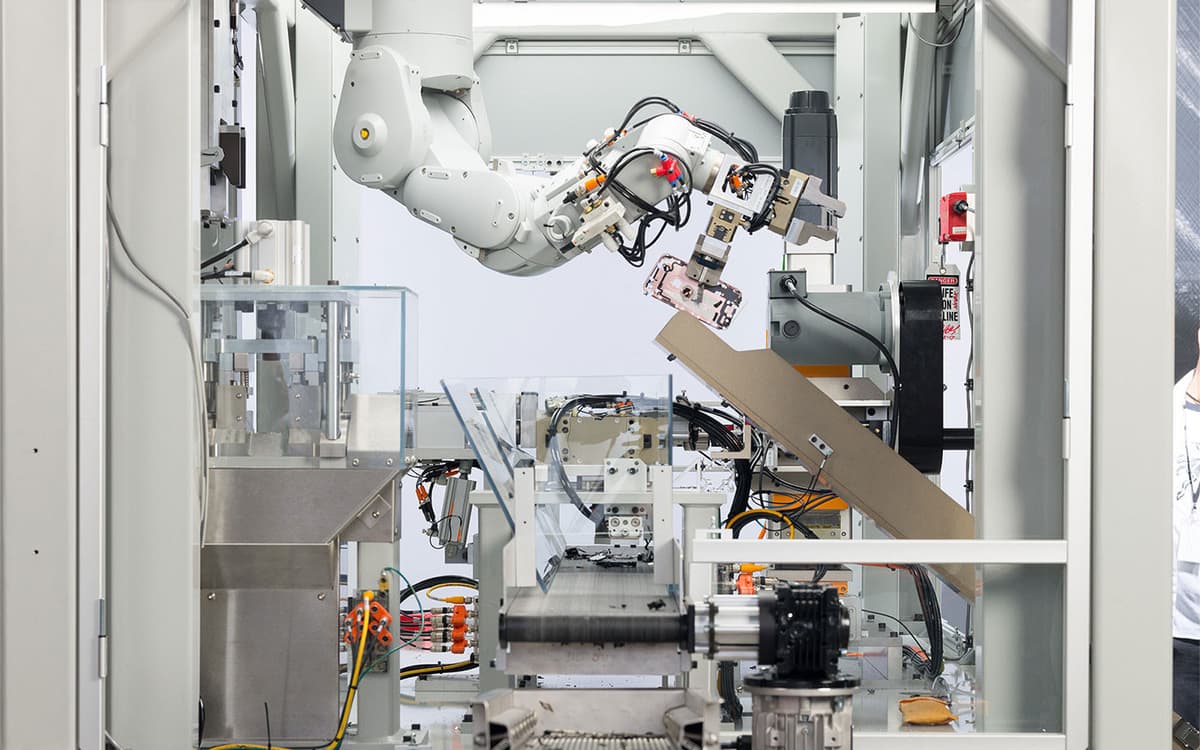 Apple ayfonlarni qayta ishlovchi yangi robotni namoyish qildi